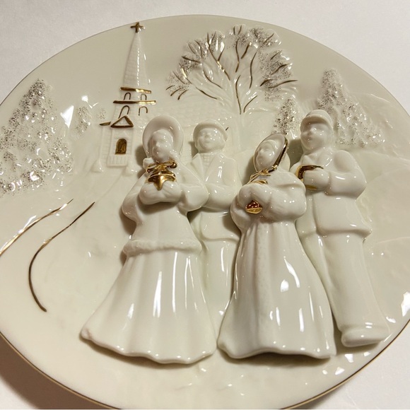 Mikasa Holiday Elegance FK001 Caroler Round Fine Porcelain 3D Decorative Plate. - Picture 3 of 3